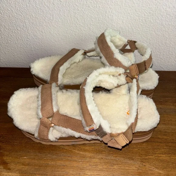 Reef Rem Hi Shearling scrappy Sandals - women’s furry platform summer 10 NWOT - Picture 4 of 7